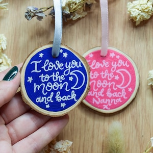 Ich liebe dich bis zum Mond und zurück hängende Holzscheibe | Personalisiertes Namensgeschenk | Jubiläums-Andenken | Paare vorhanden | Handgemachter Liebes-Token
