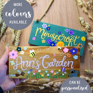 Personalisiertes hängendes Holzschild | Benutzerdefinierte handgemaltes Namensschild | Gartenliebhaber Geschenk | Rustikales Hausdekor |  Freistehend im Freien