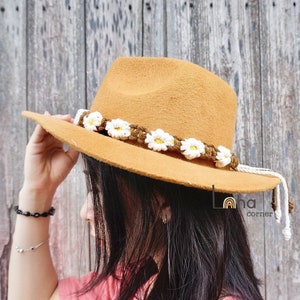 Makramee Daisy Flower Hutband: Boho Country Girl Hut Accessoire