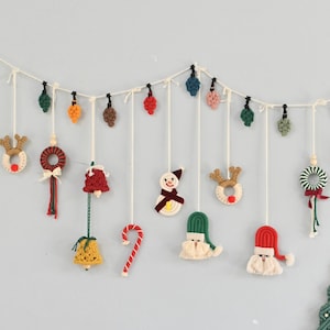 Guirnalda navideña de macramé hecha a mano: luces, muñeco de nieve y Papá Noel