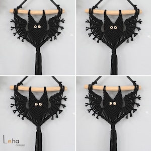 Pode incluir: Quatro macramês de morcego preto para pendurar na parede com ripas de madeira e olhos de contas pretas. Cada morcego tem uma borla longa pendurada na parte inferior.