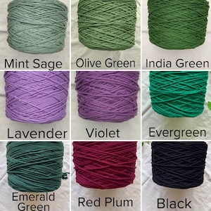 Pu&ograve; includere: Nove bobine di corda di cotone in vari colori, tra cui salvia menta, verde oliva, verde India, lavanda, viola, verde perenne, verde smeraldo, prugna rossa e nero.