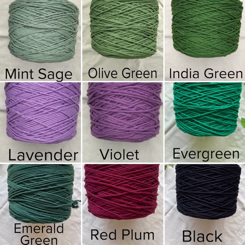 Pu&ograve; includere: Nove bobine di corda di cotone in vari colori, tra cui salvia menta, verde oliva, verde India, lavanda, viola, verde perenne, verde smeraldo, prugna rossa e nero.