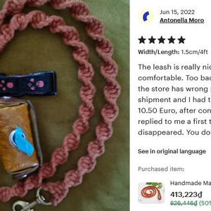 Puede incluir: Una correa para perro de macram&eacute; color rojo ladrillo con patr&oacute;n de nudos en espiral, que incluye un collar negro con huellas rosas y un dispensador de bolsas de cuero marr&oacute;n sujeto a herrajes met&aacute;licos, de 1,5 cm de ancho y 1,22 m de largo.