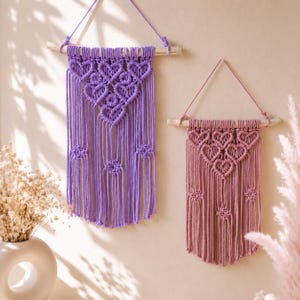 Makraméhjärtväggbonad, kokett rumsdekor, rosa lila väggkonst, handgjord boho väggdekor, stugfärgad sovrumsdekoration