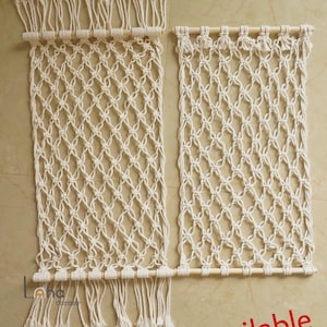Puede incluir: Dos tapices de macram&eacute; color crema con un patr&oacute;n de nudos de diamante. Cada pieza est&aacute; unida a un list&oacute;n de madera natural y tiene flecos en la parte inferior. El texto "Custom size available" es visible en la imagen.
