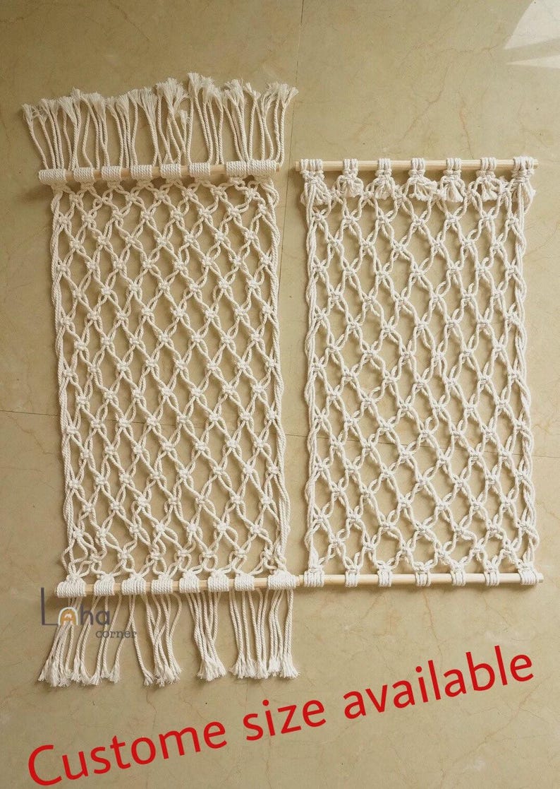 Puede incluir: Dos tapices de macram&eacute; color crema con un patr&oacute;n de nudos de diamante. Cada pieza est&aacute; unida a un list&oacute;n de madera natural y tiene flecos en la parte inferior. El texto "Custom size available" es visible en la imagen.