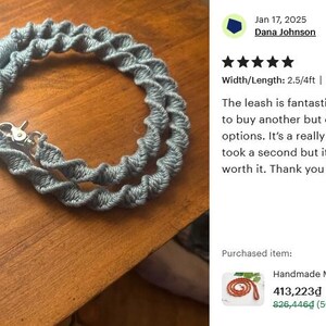 Puede incluir: Una correa para perro de macram&eacute; en color gris azulado con un patr&oacute;n de nudos en espiral y un mosquet&oacute;n giratorio de metal plateado. La correa incluye un asa en forma de bucle en un extremo y est&aacute; hecha de cuerda con un dise&ntilde;o trenzado.