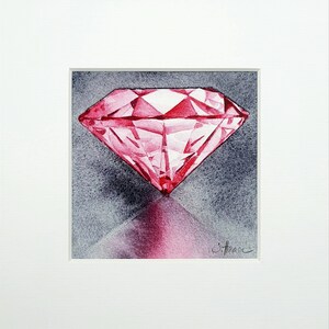 Può includere: Un dipinto ad acquerello di un grande diamante rosa con sfaccettature. Il diamante è posto su uno sfondo grigio scuro e proietta un'ombra rosa.