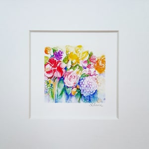 Könnte beinhalten: Aquarellmalerei eines lebendigen Blumenstraußes. Das Kunstwerk zeigt eine Mischung aus bunten Blumen, darunter rote, rosa, gelbe und violette Blüten. Das Gemälde ist vor einem weißen Hintergrund platziert und mit einem weißen Passepartout gerahmt.