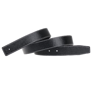 Op de afbeelding: Een zwarte leren riem met witte stiksels. De riem is losgemaakt en gebogen, wat de textuur van het leer en de contrasterende witte draad laat zien. De riem heeft een klassiek ontwerp.