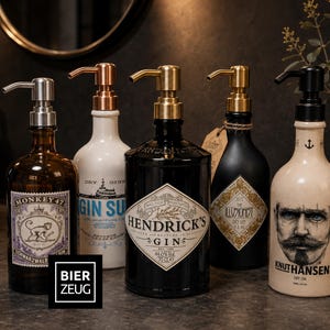 Könnte beinhalten: Fünf Seifenspender aus Glas mit Pumpaufsatz, umfunktioniert aus Gin-Flaschen. Die Flaschen tragen die Etiketten von Monkey 47, Gin Sul, Hendrick's, The Illusionist und Knut Hansen. Ein schwarzes quadratisches Logo mit dem weißen Text BIER ZEUG ist zu sehen.