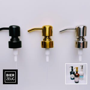 Könnte beinhalten: Drei Seifen- oder Lotion-Spenderpumpen in Schwarz, Gold und Silber. Jede Pumpe hat einen gebogenen Auslauf und ein weißes Kunststoffrohr. Ein kleines inset-Bild zeigt die Pumpen auf Flaschen. Das Logo "BIER ZEUG" befindet sich in einem schwarzen Quadrat.