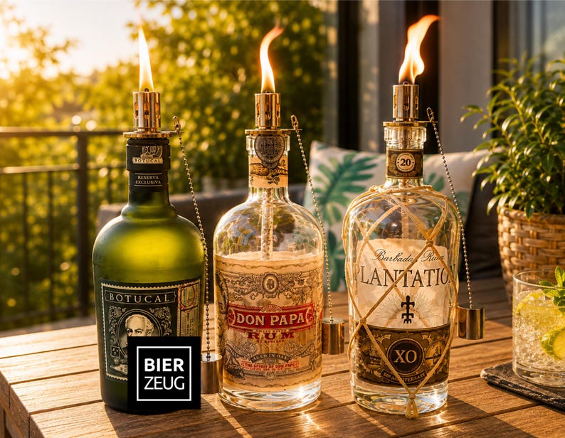 Upcycling Öllampe aus Rum-Flaschen. Produktdarstellung, mit KI erzeugt. Das gelieferte Produkt entspricht der Beschreibung.