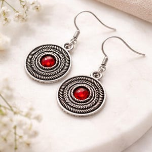 Ohrringe mit rotem Stein, Ohrhaken aus 925 silber, rubinrot-metallic, Ohrringe Gothic, Ohrringe rund, Ohrringe rot