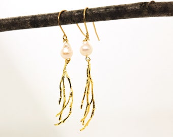 Perlen Ohrringe hängend gold, lange Perlenohrringe modern, Korallen Anhänger, maritime Ohrringe, Perlenohrringe gold, Ohrringe Perlen
