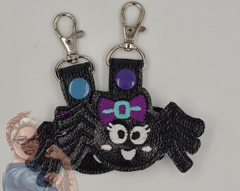 Spider with Hair Bow Keychain – Cute Goofy Spider Gift, Fun Animal Keychain, Halloween Accessory