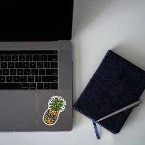 Fruchtbarkeitskriegerin Ananas Sticker