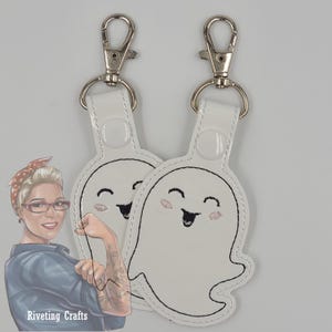 Ghost Keychain – Cute Happy Ghost Key Ring, Halloween Bag Charm, Spooky Cute Accessory for Kids & Adults