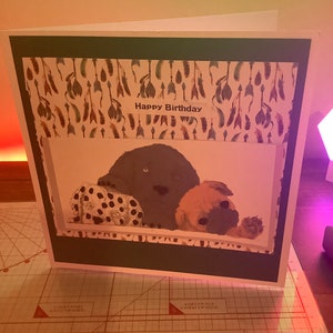 O cartão de feliz aniversário do cachorro