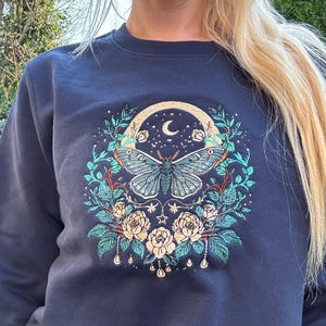 Sudadera bordada premium Cottagecore Celestial Moth / Regalos mágicos / Suéter de hadas / Suéter natural imagen 4