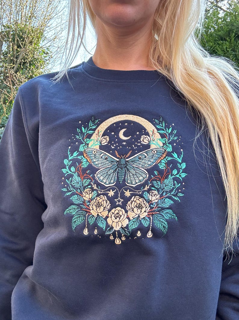 Sudadera bordada premium Cottagecore Celestial Moth / Regalos mágicos / Suéter de hadas / Suéter natural imagen 4
