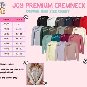 Puede incluir: Una tabla de colores para sudaderas Joy Premium Crewneck, con varios colores como negro, blanco y rojo. La tabla incluye una gu&iacute;a de tallas con medidas de pecho en pulgadas, que van desde la XS hasta la 3XL. El texto "Stitch and Smile" est&aacute; en la parte superior.