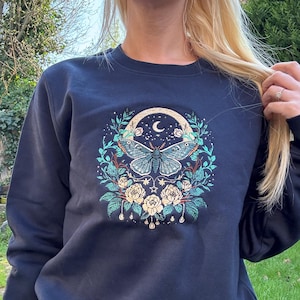 Sudadera bordada premium Cottagecore Celestial Moth / Regalos mágicos / Suéter de hadas / Suéter natural imagen 2
