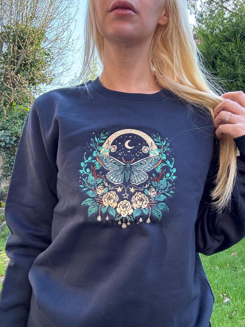 Sudadera bordada premium Cottagecore Celestial Moth / Regalos mágicos / Suéter de hadas / Suéter natural imagen 2