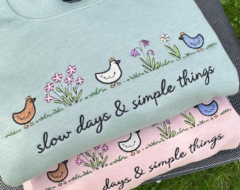 Moletom Slow Days and Simple Things com bordado de galinha | Estilo Cottagecore aconchegante | Moda Primavera