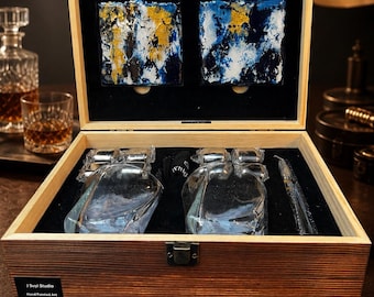 Luxus Whisky Geschenkset mit handgemalten Kunst Untersetzern. Blau, Weiß & Gold. Geschenk zum Vatertag.