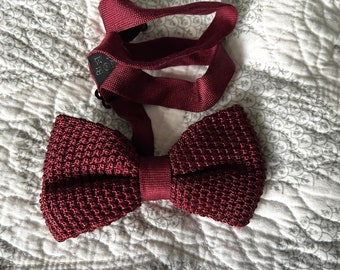 Preowned, knitted, burgundy, silk bow tie.