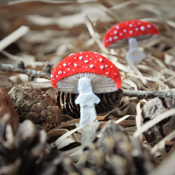 Amanita muscaria handmade mărțișor - felt mushroom brooch, tradtional romanian mărțișor