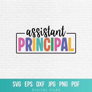Pode incluir: Um design gráfico digital apresentando o texto preto assistant acima da palavra PRINCIPAL em letras de bloco multicoloridas, tudo encerrado dentro de uma fina moldura retangular preta. O texto SVG, EPS, DXF, JPG, PNG, PDF, DIGITAL FILES aparece abaixo.