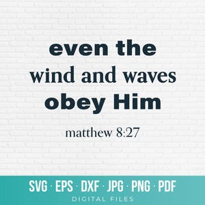 Pode incluir: Design digital com o texto "even the wind and waves obey Him" de Mateus 8:27. O design inclui os formatos de arquivo SVG, EPS, DXF, JPG, PNG e PDF. O fundo é uma parede de tijolos brancos.