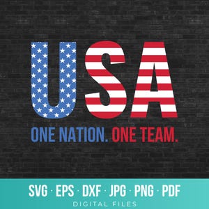 Peut inclure: Un graphique num&eacute;rique affichant les lettres USA avec un motif patriotique. Le U est bleu avec des &eacute;toiles blanches, tandis que le S et le A pr&eacute;sentent des rayures horizontales rouges et blanches. Le texte ONE NATION. ONE TEAM. est inscrit en dessous.