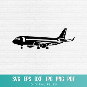 Può includere: Una silhouette grafica nera di un aereo commerciale in vista di profilo, che mostra fusoliera, ali, impennaggio e carrello di atterraggio. Il design include il testo G DESIGN nell'angolo in alto a sinistra e SVG EPS DXF JPG PNG PDF DIGITAL FILES in basso.