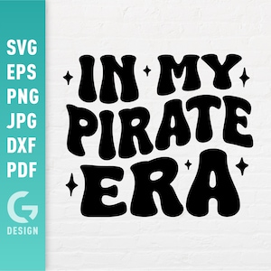 Peut inclure: Conception graphique en noir et blanc avec le texte "In My Pirate Era" dans un style de police rétro.