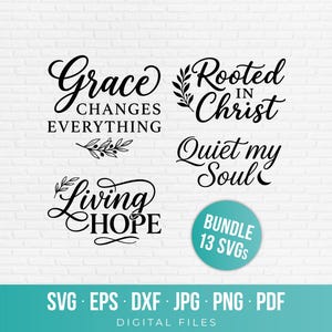 Può includere: Una raccolta di file digitali con scritte calligrafiche nere tra cui Grace Changes Everything, Rooted in Christ, Quiet my Soul e Living Hope, con un badge circolare color ottanio che riporta BUNDLE 13 SVGs e i formati dei file elencati.