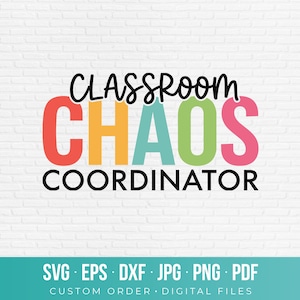 Pode incluir: Um design gráfico digital apresentando o texto preto CLASSROOM, a palavra multicolorida CHAOS em vermelho, laranja, azul-petróleo, verde e rosa, e o texto preto COORDINATOR. Abaixo, o texto diz SVG, EPS, DXF, JPG, PNG, PDF, CUSTOM ORDER, DIGITAL FILES.