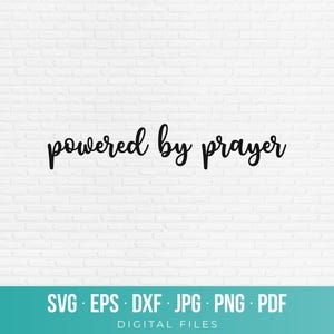 Pode incluir: Um arquivo gráfico digital apresentando o texto preto 'powered by prayer' em uma fonte cursiva. A imagem inclui um logotipo no canto superior esquerdo e uma faixa inferior listando os formatos SVG, EPS, DXF, JPG, PNG e PDF.