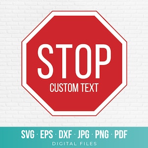 Puede incluir: Una señal octogonal roja con un borde blanco que presenta la palabra STOP en letras mayúsculas blancas grandes y las palabras CUSTOM TEXT en letras mayúsculas blancas más pequeñas debajo. El diseño es un archivo digital.