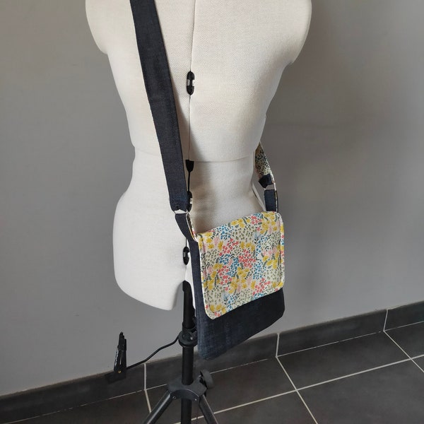 sac bandoulière jean denim noir et coton fleuri