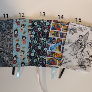 Puede incluir: Diez cubiertas de libros con diferentes dise&ntilde;os. Las cubiertas est&aacute;n hechas de tela y tienen una variedad de patrones, incluyendo tigres, flores y personajes de c&oacute;mics. Las cubiertas est&aacute;n numeradas del 11 al 15.