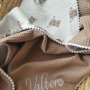 Bestickte Baby Namensdecke, Neugeborenen Geschenk, Decke mit Name, Teddy Bär Print, Babyshower Geschenk, personalisierte Baby Andenken, Baumwollgaze