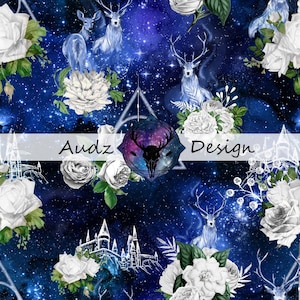 Pode incluir: Um padrão sem costura que apresenta rosas brancas, um castelo de Hogwarts e veados brancos sobre um fundo de galáxia azul escuro. O padrão também inclui um símbolo das Relíquias da Morte e o texto "Audz Design".