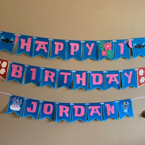 Puede incluir: Una pancarta azul y rosa con las palabras "Happy 1st Birthday Jordan" y personajes de Stitch.