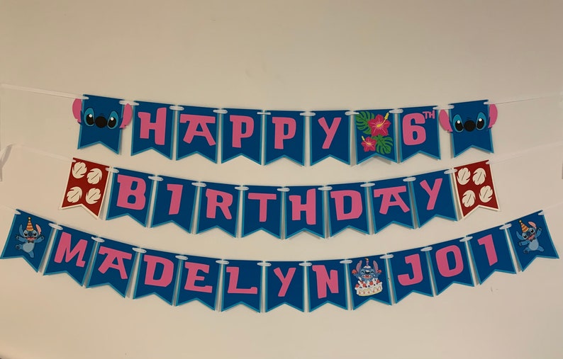 Puede incluir: Bandera azul y rosa con el texto "Happy 6th Birthday Madelyn Jo" con personajes de Stitch y detalles florales.
