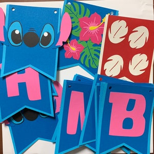Puede incluir: Una pancarta azul y rosa con las letras "HMB" y un personaje de Stitch. La pancarta est&aacute; decorada con hojas y flores tropicales.