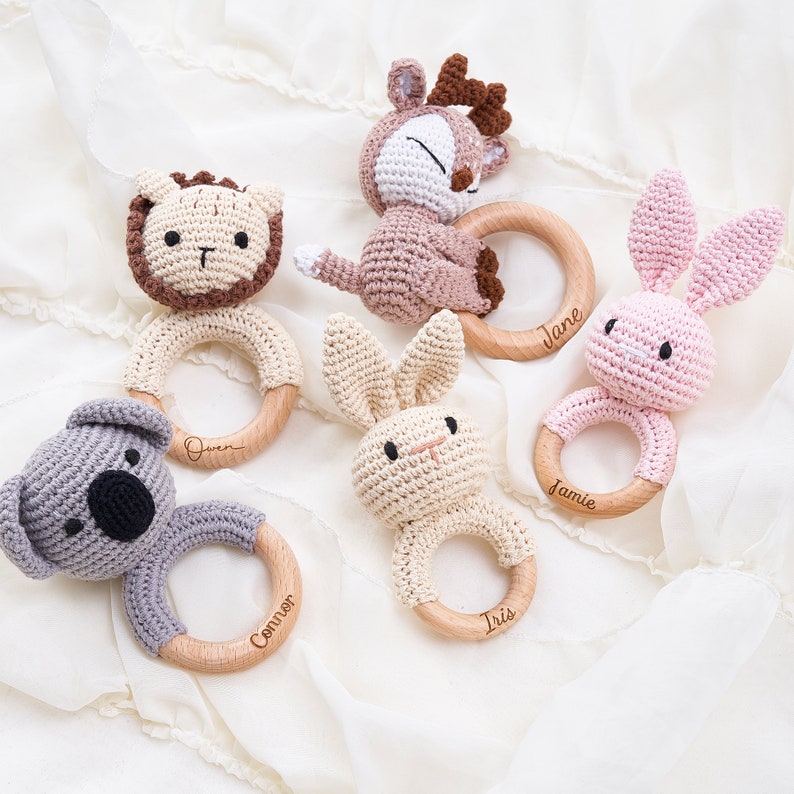 Sonajero de ganchillo animal personalizado, regalo de baby shower, sonajero de madera personalizado para bebés, juguete de sonajero de ganchillo, regalo para recién nacidos, regalo para bebés, juguete para bebés imagen 8